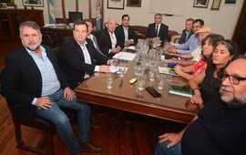 Imagen de Paritarias en Santa Fe: d&iacute;a decisivo para estatales y docentes ante la expectativa de una oferta salarial