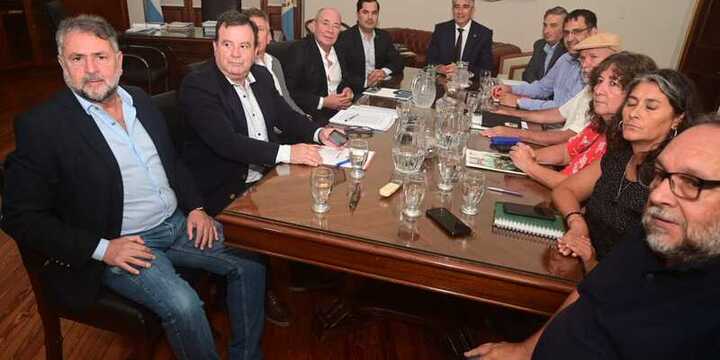 Imagen de Paritarias en Santa Fe: día decisivo para estatales y docentes ante la expectativa de una oferta salarial Imagen de Paritarias en Santa Fe: día decisivo para estatales y docentes ante la expectativa de una oferta salarial