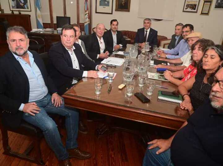 Imagen de Paritarias en Santa Fe: d&iacute;a decisivo para estatales y docentes ante la expectativa de una oferta salarial