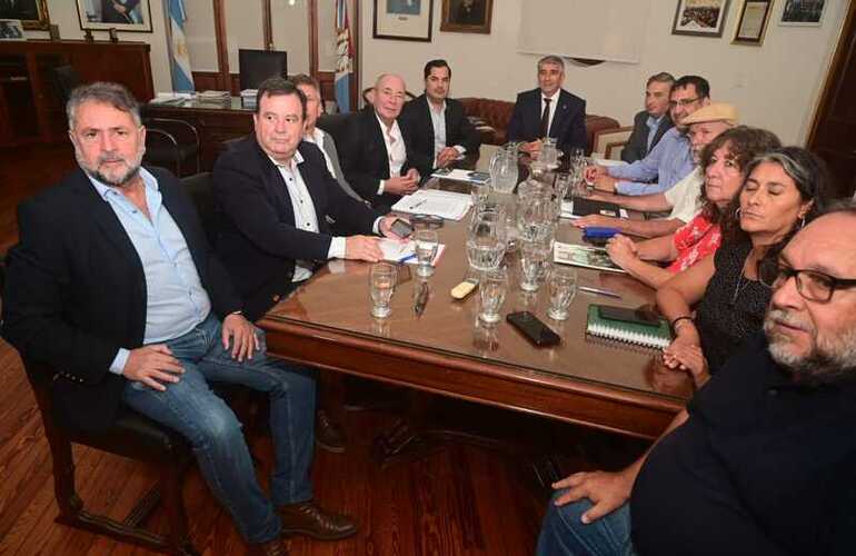 Imagen de Paritarias en Santa Fe: d&iacute;a decisivo para estatales y docentes ante la expectativa de una oferta salarial