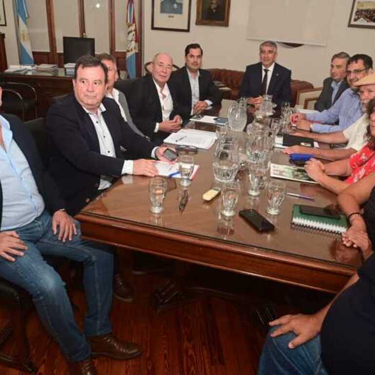 Imagen de Paritarias en Santa Fe: d&iacute;a decisivo para estatales y docentes ante la expectativa de una oferta salarial