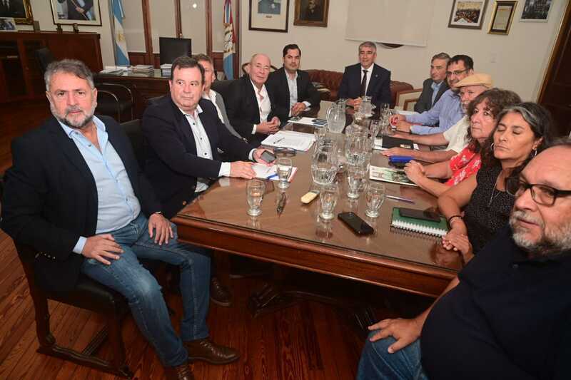 Imagen de Paritarias en Santa Fe: d&iacute;a decisivo para estatales y docentes ante la expectativa de una oferta salarial