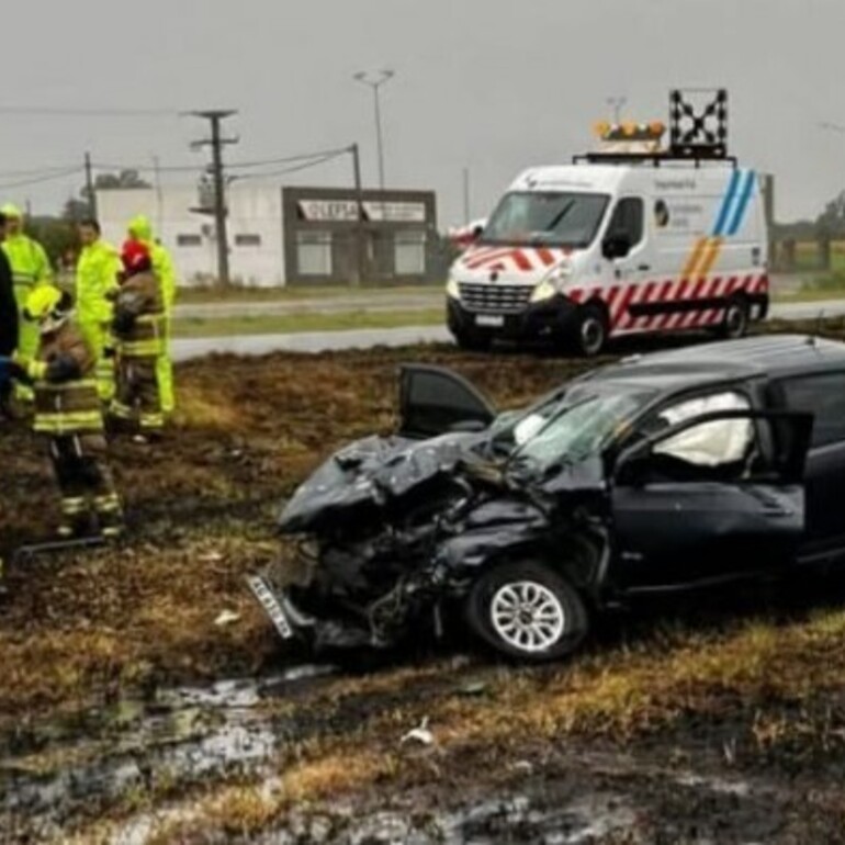 Imagen de El intendente de Alvear, Carlos Pigh&iacute;n, protagoniz&oacute; un grave accidente en la autopista