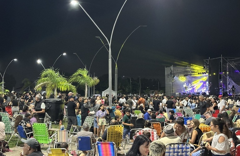Imagen de Carnaval en la Rotonda: la 4ta edici&oacute;n tuvo a Mario Pereyra, feriantes, shows musicales y mucha espuma