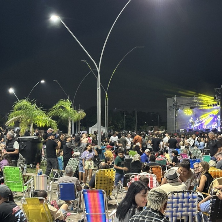 Imagen de Carnaval en la Rotonda: la 4ta edici&oacute;n tuvo a Mario Pereyra, feriantes, shows musicales y mucha espuma