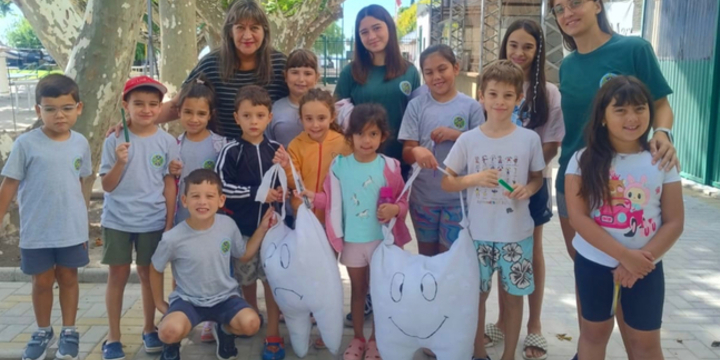 Imagen de Expedici&oacute;n Rowing: charla sobre Salud Bucal a los j&oacute;venes de la colonia
