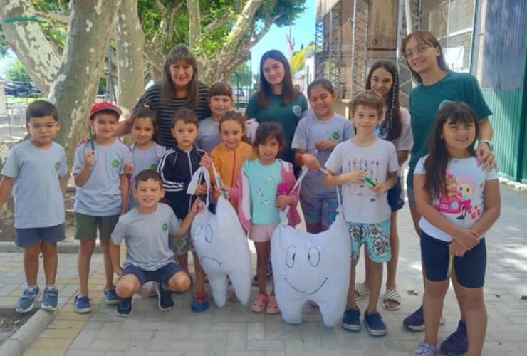 Imagen de Expedici&oacute;n Rowing: charla sobre Salud Bucal a los j&oacute;venes de la colonia