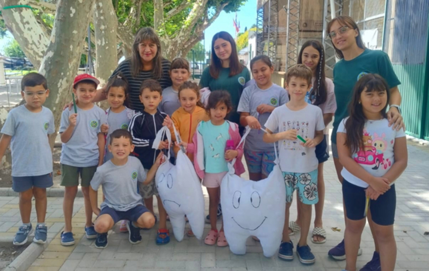 Imagen de Expedici&oacute;n Rowing: charla sobre Salud Bucal a los j&oacute;venes de la colonia