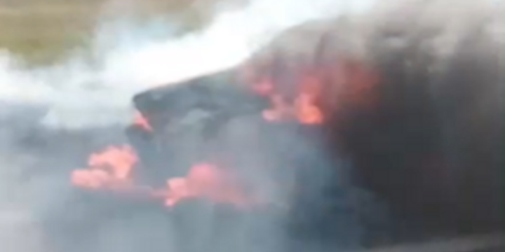 Imagen de Veh&iacute;culo se prendi&oacute; fuego en plena autopista