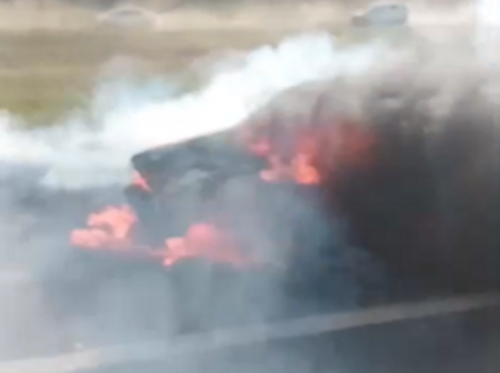Imagen de Veh&iacute;culo se prendi&oacute; fuego en plena autopista