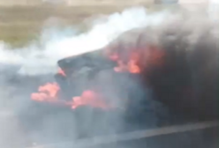 Imagen de Veh&iacute;culo se prendi&oacute; fuego en plena autopista