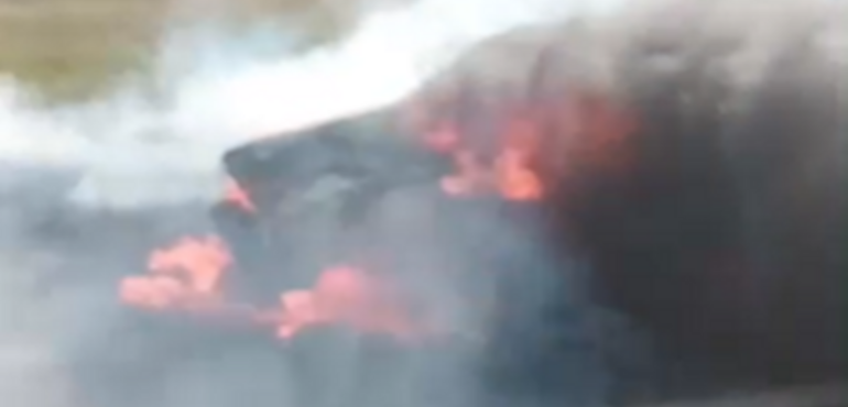 Imagen de Veh&iacute;culo se prendi&oacute; fuego en plena autopista