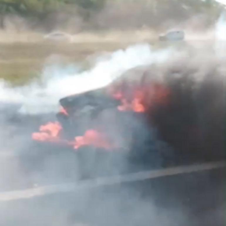 Imagen de Veh&iacute;culo se prendi&oacute; fuego en plena autopista