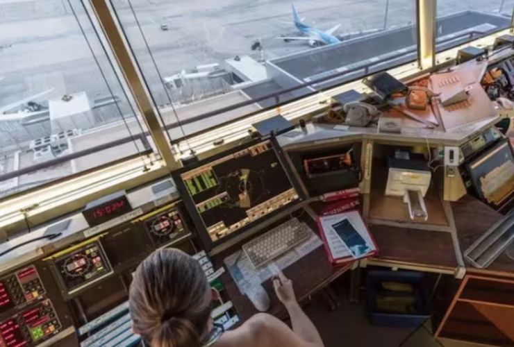 Imagen de Vuelos en alerta: controladores a&eacute;reos inician un cronograma de paros por reclamos salariales