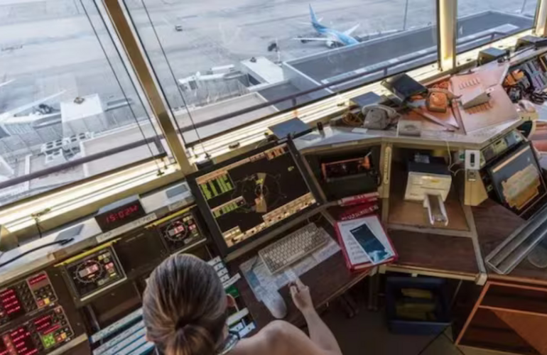 Imagen de Vuelos en alerta: controladores a&eacute;reos inician un cronograma de paros por reclamos salariales