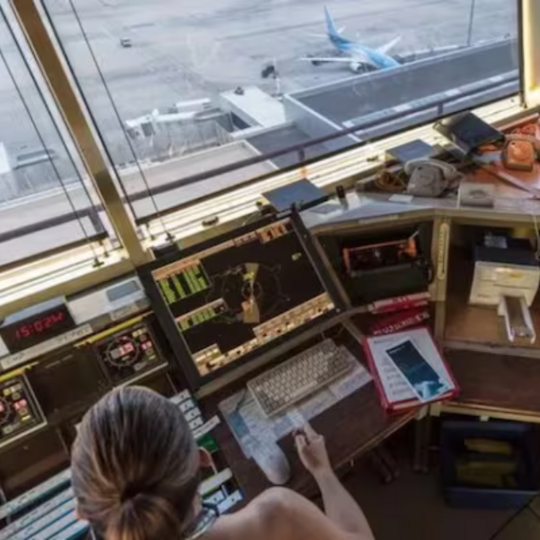 Imagen de Vuelos en alerta: controladores a&eacute;reos inician un cronograma de paros por reclamos salariales