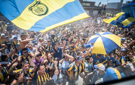 Imagen de Los hinchas de Central despidieron al plantel 'Canalla' del predio de Arroyo Seco en la previa del cl&aacute;sico