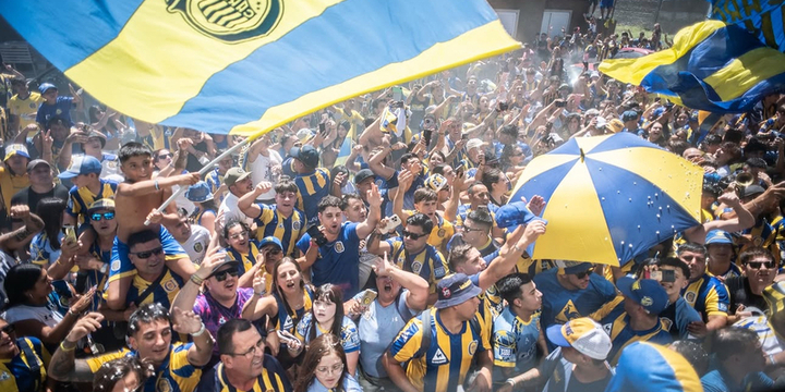 Imagen de Los hinchas de Central despidieron al plantel 'Canalla' del predio de Arroyo Seco en la previa del cl&aacute;sico