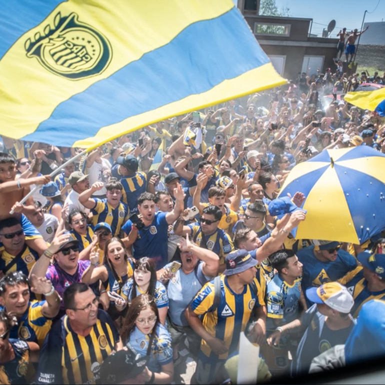 Imagen de Los hinchas de Central despidieron al plantel 'Canalla' del predio de Arroyo Seco en la previa del cl&aacute;sico