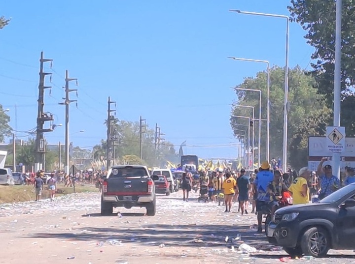 Imagen de Hinchas Canallas coparon el predio de Arroyo Seco y no faltaron las quejas
