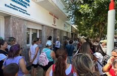 Imagen de Manifestaci&oacute;n docente: Tonelli no estaba, Mart&iacute;n no apareci&oacute; y Farroni fue la &uacute;nica que dio la cara