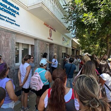 Imagen de Manifestaci&oacute;n docente: Tonelli no estaba, Mart&iacute;n no apareci&oacute; y Farroni fue la &uacute;nica que dio la cara