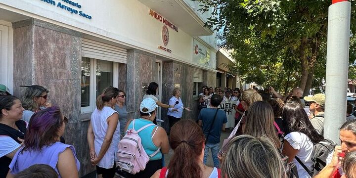 Imagen de Manifestaci&oacute;n docente: Tonelli no estaba, Mart&iacute;n no apareci&oacute; y Farroni fue la &uacute;nica que dio la cara