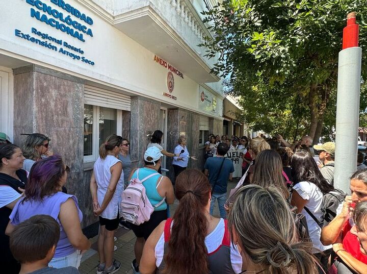 Imagen de Manifestaci&oacute;n docente: Tonelli no estaba, Mart&iacute;n no apareci&oacute; y Farroni fue la &uacute;nica que dio la cara