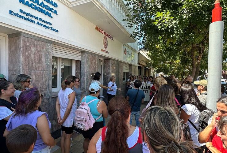 Imagen de Manifestaci&oacute;n docente: Tonelli no estaba, Mart&iacute;n no apareci&oacute; y Farroni fue la &uacute;nica que dio la cara