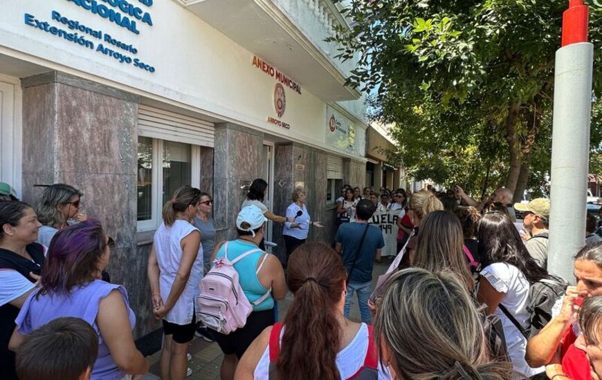 Imagen de Manifestaci&oacute;n docente: Tonelli no estaba, Mart&iacute;n no apareci&oacute; y Farroni fue la &uacute;nica que dio la cara