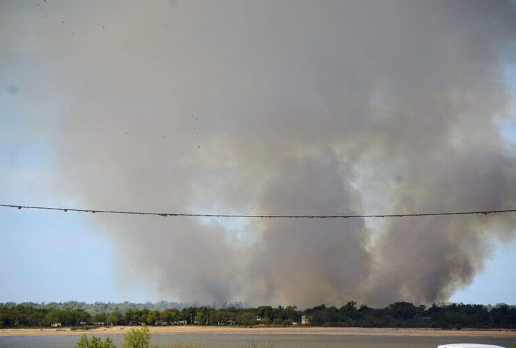 Imagen de Alerta ambiental: el fuego arras&oacute; m&aacute;s de 400 hect&aacute;reas en las islas frente a Rosario