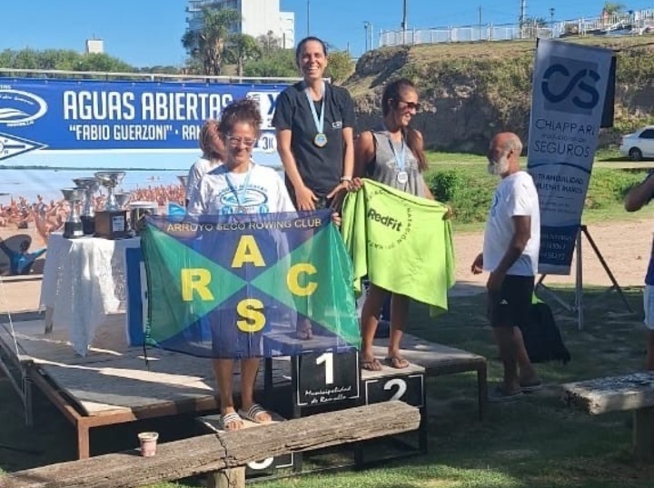 Imagen de Mariela Romagnoli del Rowing Club, obtuvo buenos resultados en una carrera de nataci&oacute;n en Ramallo