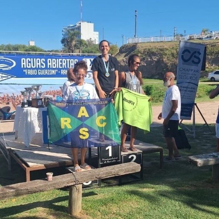 Imagen de Mariela Romagnoli del Rowing Club, obtuvo buenos resultados en una carrera de nataci&oacute;n en Ramallo
