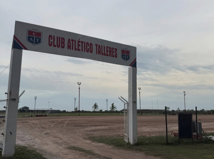 Imagen de La construcci&oacute;n de la nueva cancha de hockey de c&eacute;sped sint&eacute;tico de Talleres est&aacute; en su etapa final