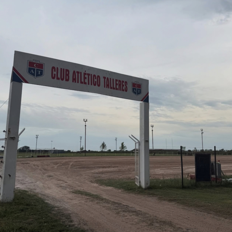 Imagen de La construcci&oacute;n de la nueva cancha de hockey de c&eacute;sped sint&eacute;tico de Talleres est&aacute; en su etapa final
