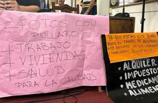 Imagen de Pancartas y reclamos en la apertura de sesiones: concejales de La C&aacute;mpora apuntaron a Tonelli