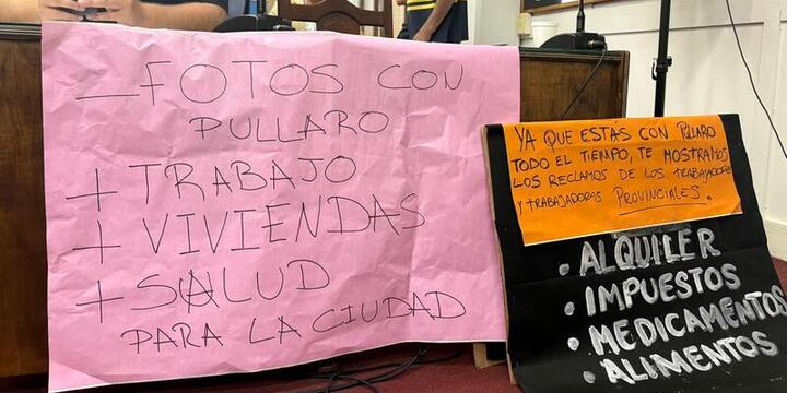Imagen de Pancartas y reclamos en la apertura de sesiones: concejales de La C&aacute;mpora apuntaron a Tonelli