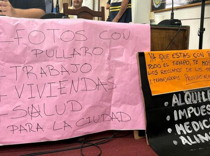 Imagen de Pancartas y reclamos en la apertura de sesiones: concejales de La C&aacute;mpora apuntaron a Tonelli
