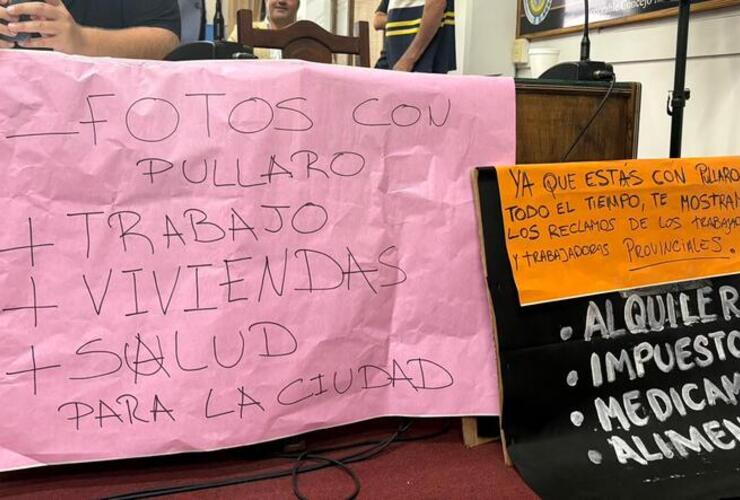 Imagen de Pancartas y reclamos en la apertura de sesiones: concejales de La C&aacute;mpora apuntaron a Tonelli