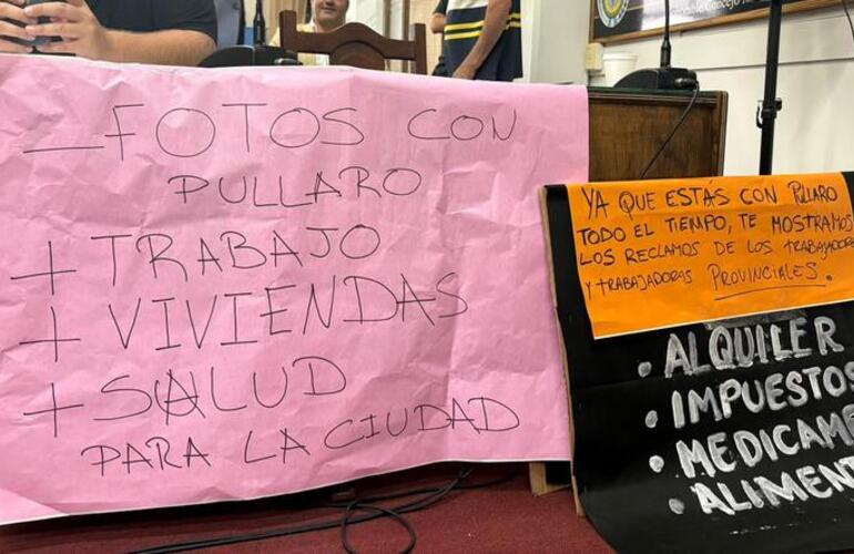 Imagen de Pancartas y reclamos en la apertura de sesiones: concejales de La C&aacute;mpora apuntaron a Tonelli