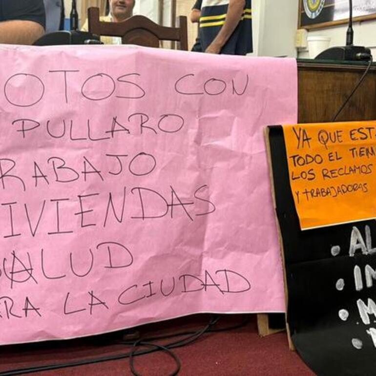 Imagen de Pancartas y reclamos en la apertura de sesiones: concejales de La C&aacute;mpora apuntaron a Tonelli