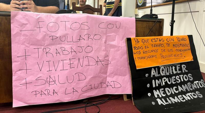 Imagen de Pancartas y reclamos en la apertura de sesiones: concejales de La C&aacute;mpora apuntaron a Tonelli
