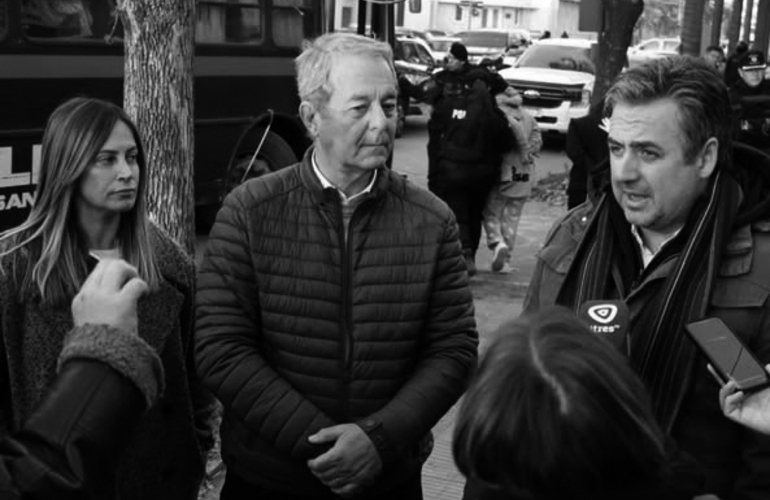 Tonelli y Martini durante �el show� del traslado. Archivo junio 2025