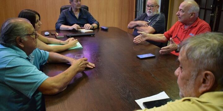 El encuentro tuvo lugar en el despacho del jefe municipal.