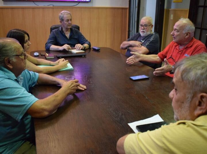 El encuentro tuvo lugar en el despacho del jefe municipal.