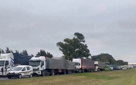 Imagen de Dos choques en la autopista Rosario- Buenos Aires: seis camiones involucrados, un muerto y heridos