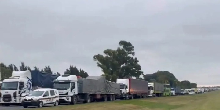 Imagen de Dos choques en la autopista Rosario- Buenos Aires: seis camiones involucrados, un muerto y heridos