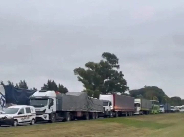 Imagen de Dos choques en la autopista Rosario- Buenos Aires: seis camiones involucrados, un muerto y heridos