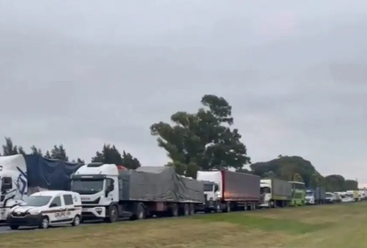 Imagen de Dos choques en la autopista Rosario- Buenos Aires: seis camiones involucrados, un muerto y heridos Imagen de Dos choques en la autopista Rosario- Buenos Aires: seis camiones involucrados, un muerto y heridos