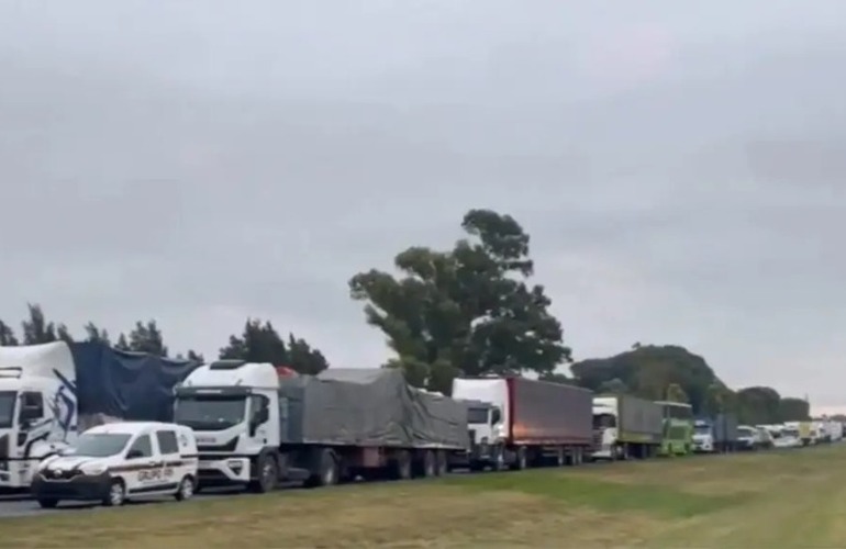 Imagen de Dos choques en la autopista Rosario- Buenos Aires: seis camiones involucrados, un muerto y heridos